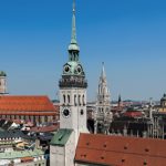 Blick-ueber-den-Alten-Peter-auf-Frauenkirche-und-Neues-Rathaus-Foto-vogelblick