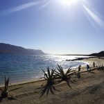 Paseantes-disfrutan-del-atardecer-en-playas-tranquilas-de-aguas-cristalinas-