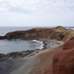 Playas-de-arena-negra-junto-a-El-Golfo-pueblecito-de-restaurantes