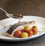 LOMO-DE-SALMON-CON-CEBOLLETA,-SOJA-Y-CHERRIES-DE-COLORES-CONFITADOS-2