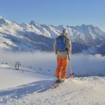 Skifahrer-mit-Blick-uber-das-StanzertalTVB-St-Anton-am-Arlberg_Foto-Sepp-Mallaun