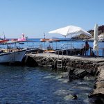 barco-a-playa-roja-y-blanca