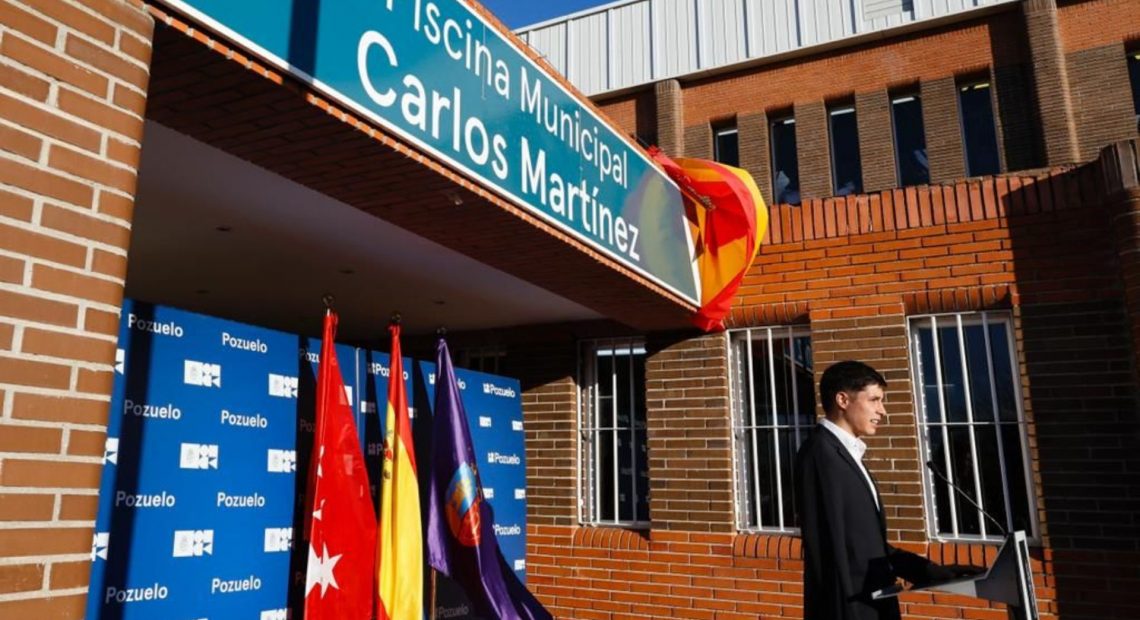 Carlos Martínez en la inaguración del cambio de nombre de la piscinna