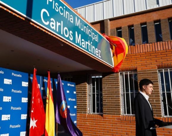 Carlos Martínez en la inaguración del cambio de nombre de la piscinna