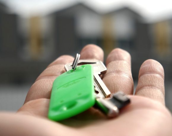 Manos con llaves de casa