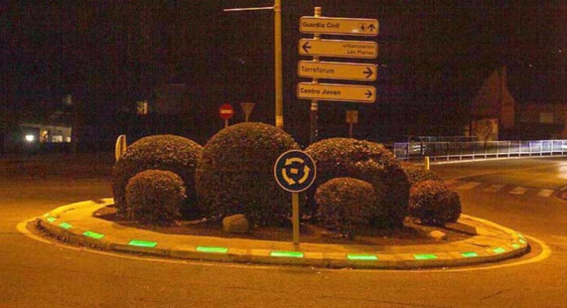 Una rotonda en Torrelodones iluminada