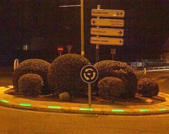 Una rotonda en Torrelodones iluminada