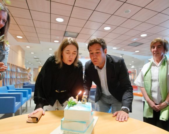 Jose de la Uz y Marta Rivera de la Cruz soplando las velas